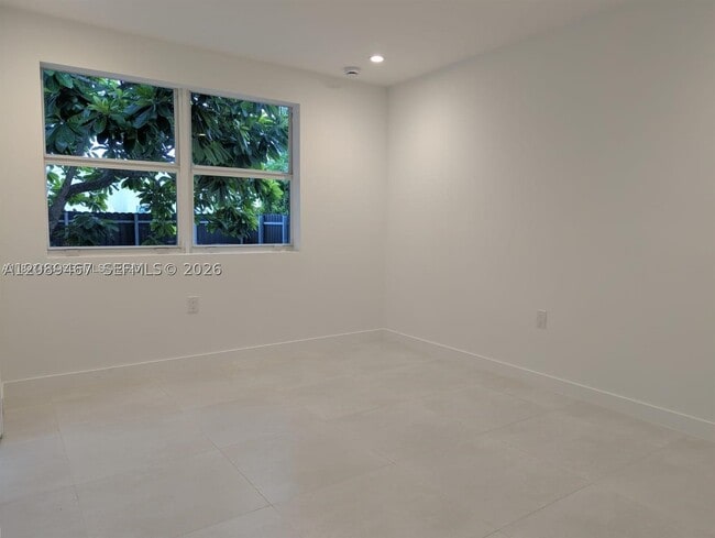 Building Photo - 911 Sharar Ave Unit 2