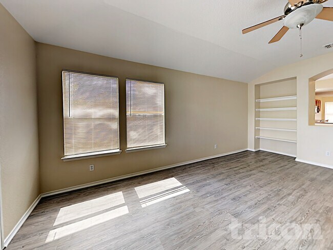 Photo - 242 Hallie Pass