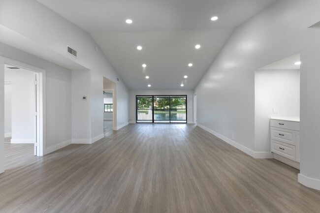 Building Photo - 22791 Trelawny Ter Unit F