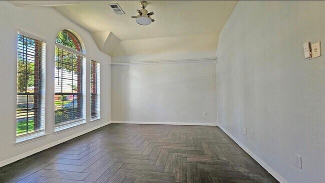 Photo - 1805 Oak Hollow Dr W