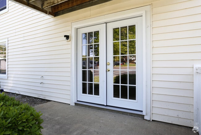 2BR, 1BA - 872sf- Patio