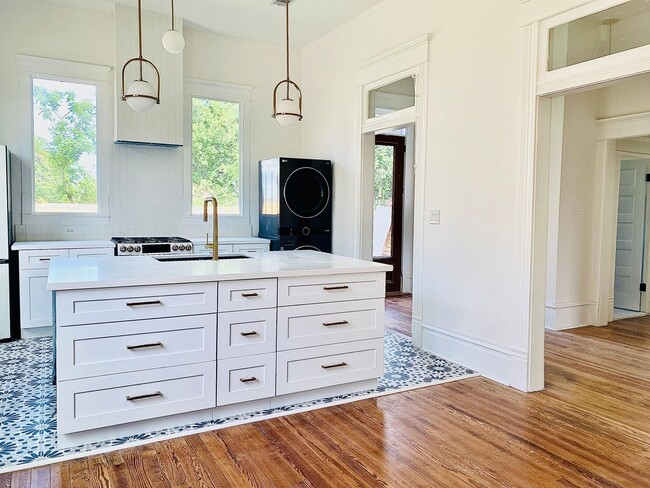 Photo - 2510 Nagle St