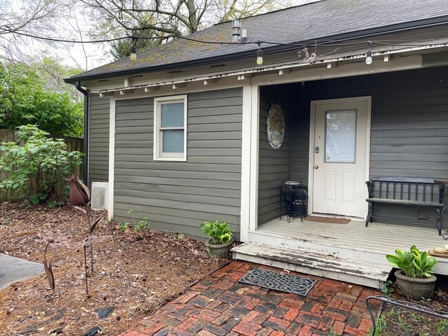 Cute Cottage Apartment! - 624 W College Ave Unit Cottage