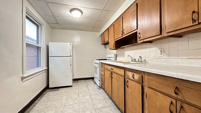 Building Photo - 2314 Woodstock Ave Unit 2