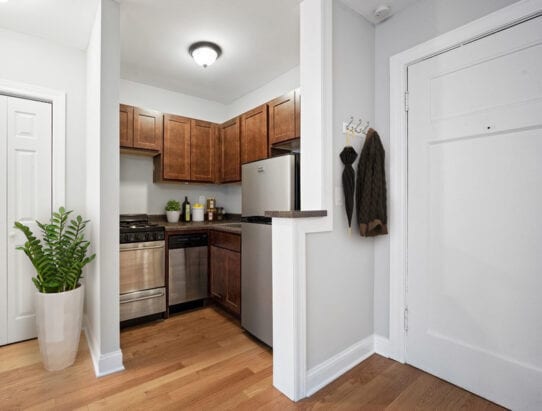 837 W Wolfram St Unit 407