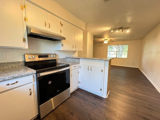 Photo - 409 La Bradford Dr