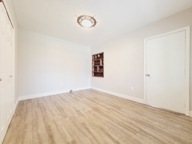 Photo - 567 E 11th St