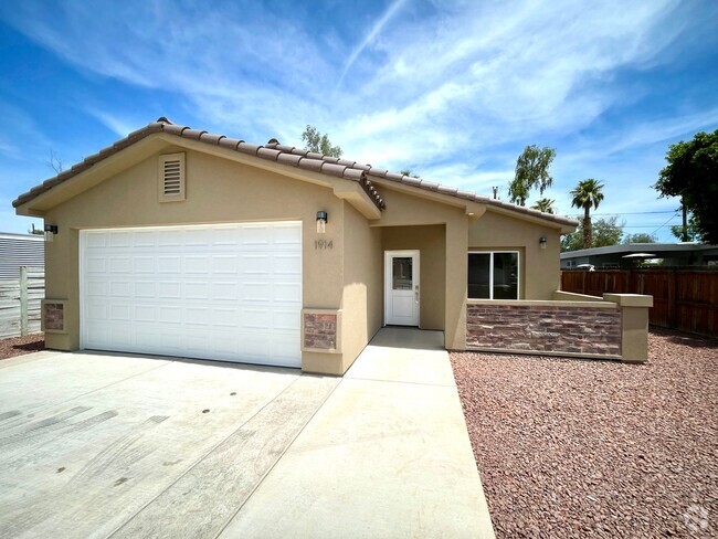 Building Photo - Stunning 3 Bedroom Home Near Colorado River!