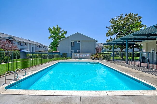 Pool - Concord Place Apartments