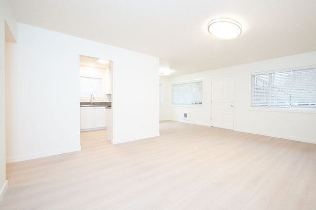 Building Photo - Beautiful 2 Bedroom Irvington Gem, Fully Renovated! Unit CI1931