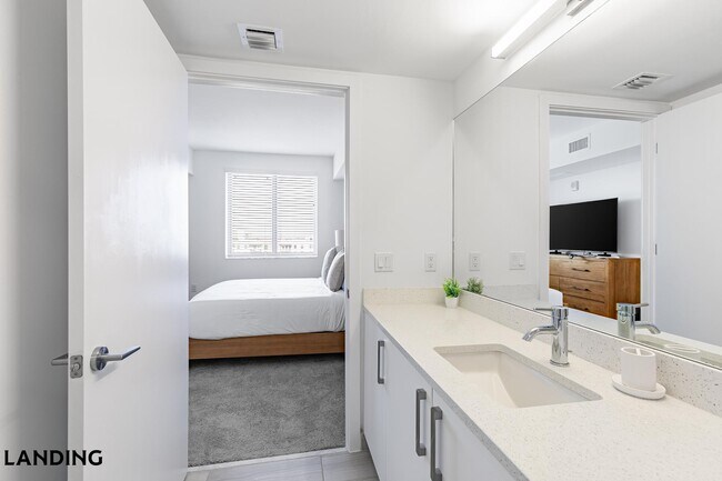 Photo - 200 NE 1st Ave Unidad 611