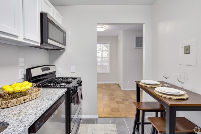 Building Photo - Finian's Court Apartments