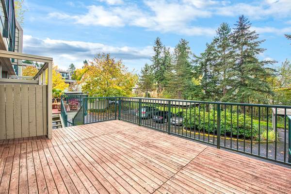 Building Photo - Redmond Condo with 2 Parking Spaces Included Unit B104