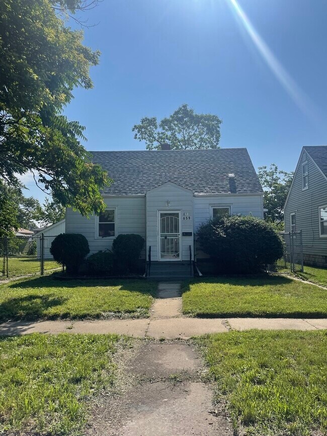 Photo - 659 Mackinaw Ave House