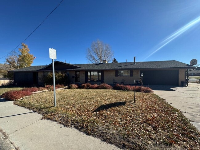 Building Photo - 822 Moose St