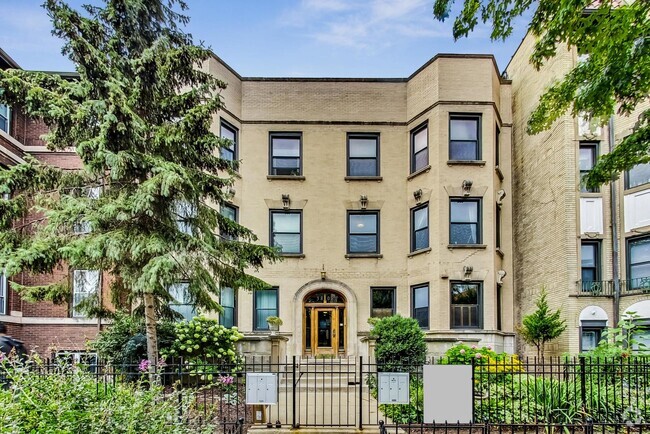 Building Photo - 3808 N Pine Grove Ave Unit 3N Rental