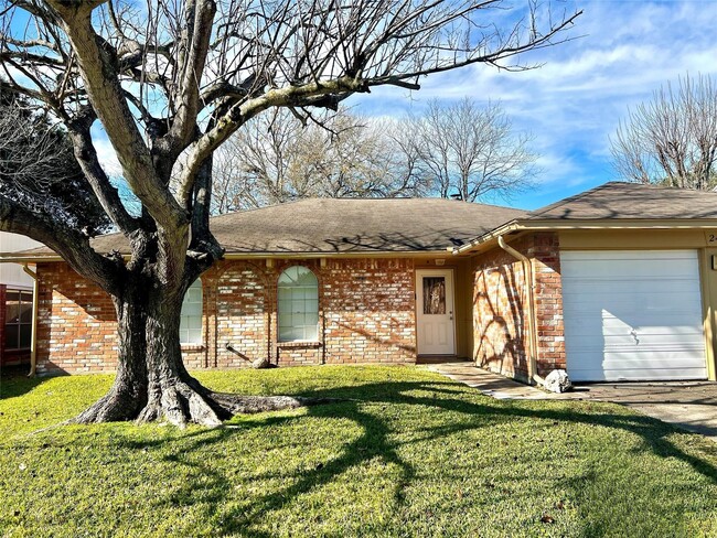 Building Photo - 2406 Farriers Bend Dr