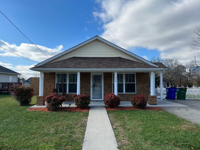 Building Photo - Remodeled 3 Bedroom Single Level Home in C...