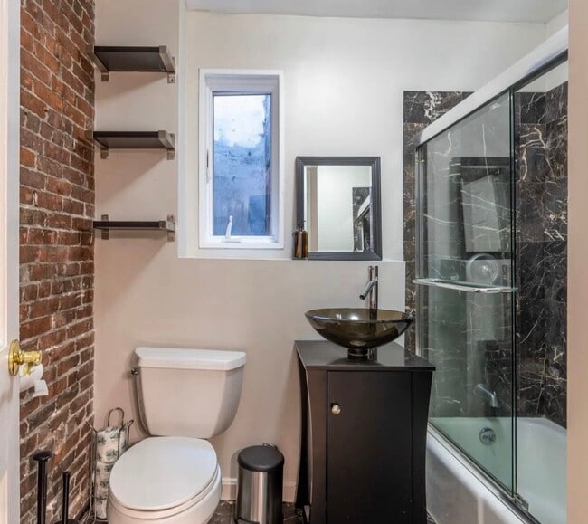 Full bath tub/shower - 7 Primus Ave Unit #6