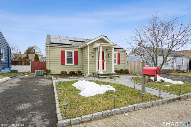 Photo - 680 Queen St