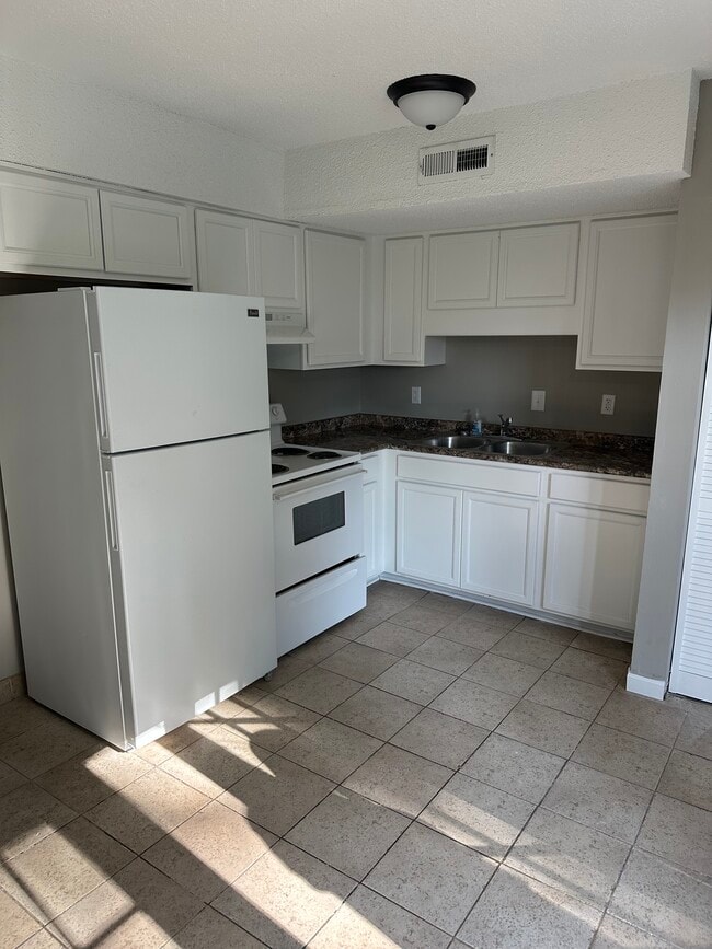 Kitchen - 1044 Pembroke Oak Grove Rd Unit 32