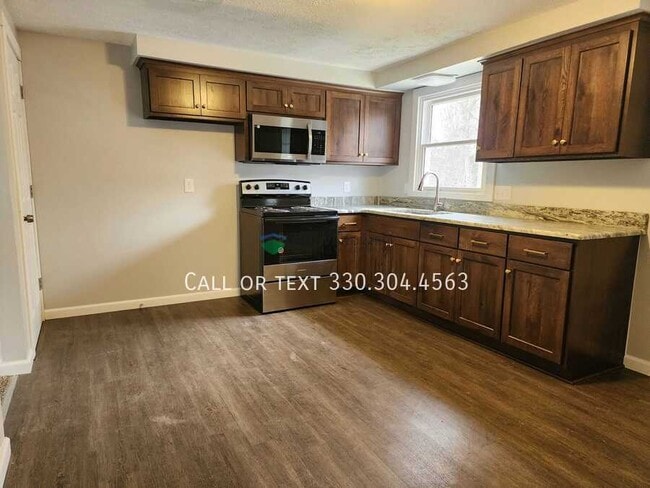Building Photo - 157 Elm St NE Rental