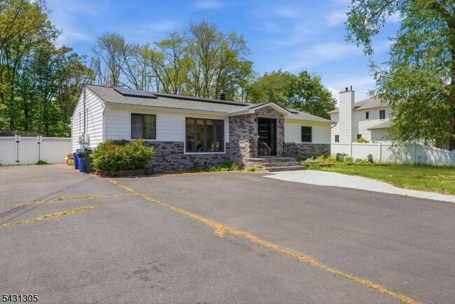 Photo - 587 Marlboro Rd