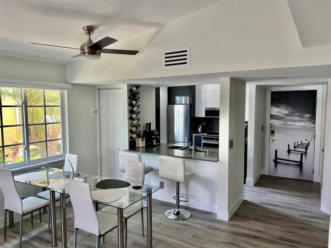 Building Photo - 1105 Lake Shore Dr Unit 201