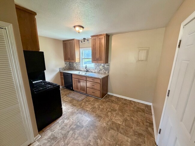 Photo - 600 N 82 St