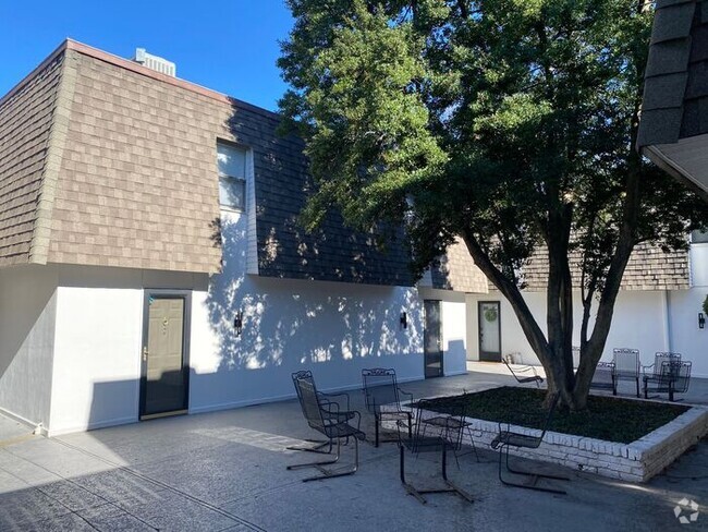 Building Photo - Large 2 Bed 2.5 Bath Apt in Green Hills - ...