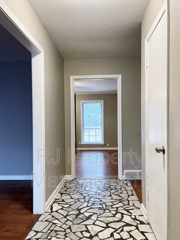 Photo - 3553 Clarke Rd