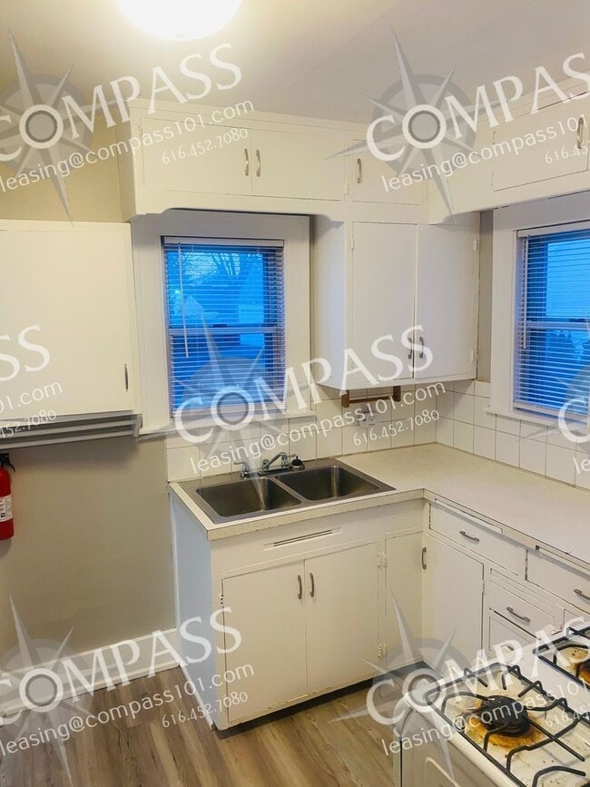 Photo - 711 Knapp St NE