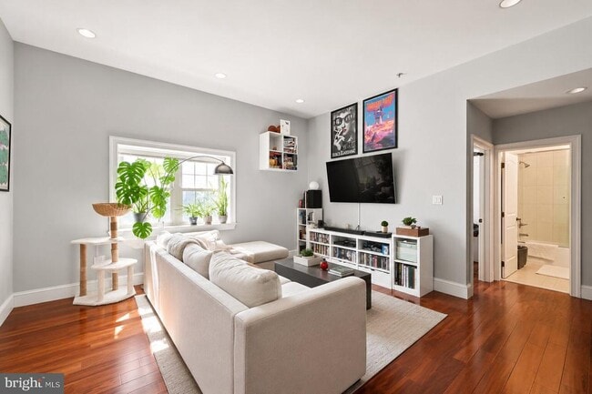 Building Photo - 738 S 11th St Unit 2F
