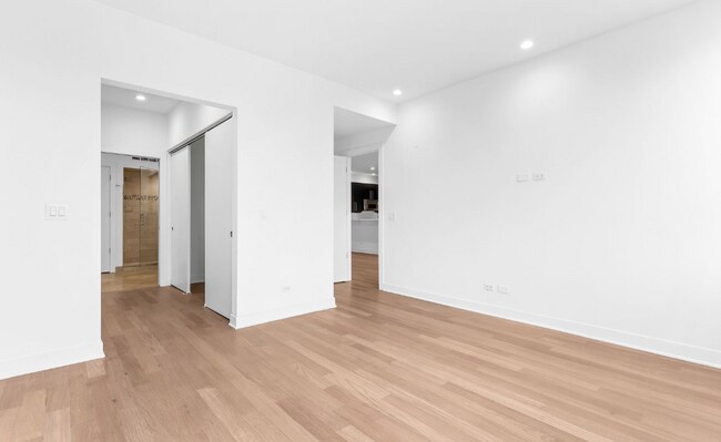 Photo - 900 W Hubbard St