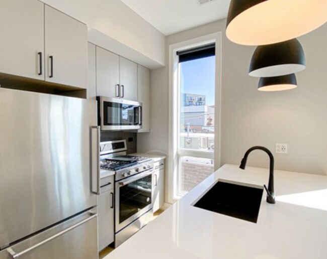 Photo - 1050 W Cornelia Ave Unit 402