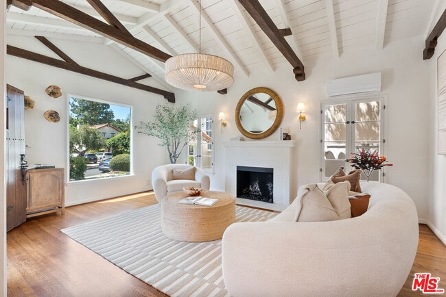 Photo - 864 Wellesley Ave