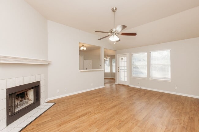 Photo - 704 Red River Ln
