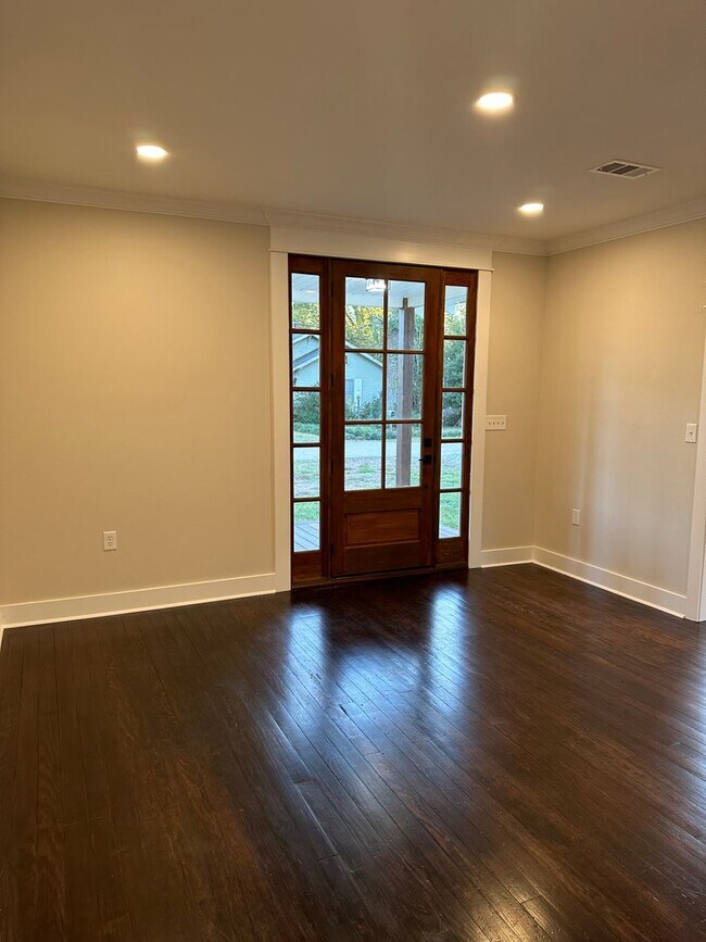 Photo - AVAILABLE NOW! *PET FRIENDLY*