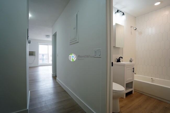 Building Photo - 745 E 6th St Rental