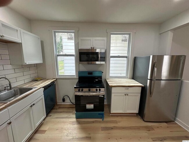 Photo - 836 Adams St