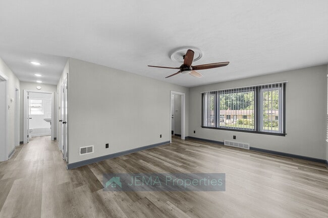 Photo - 503 E 8th St