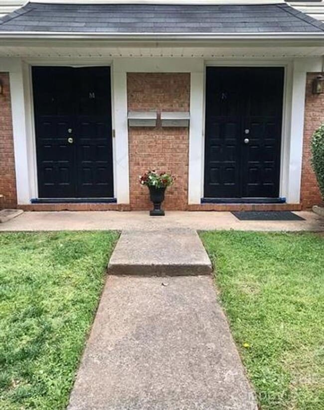 Building Photo - ? Updated 2-Bedroom Townhome in Coventry W...