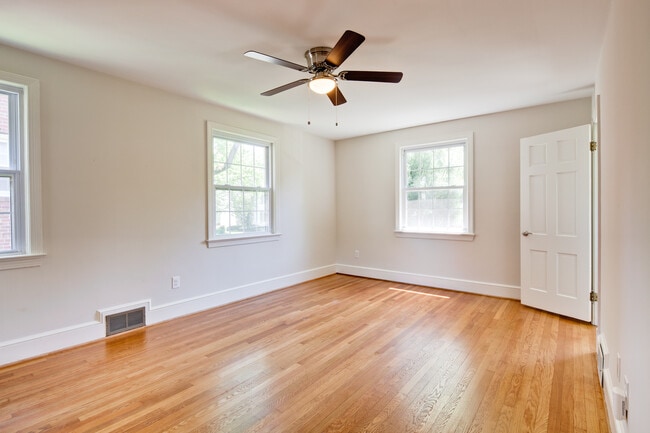 Photo - 1667 Primrose Rd NW