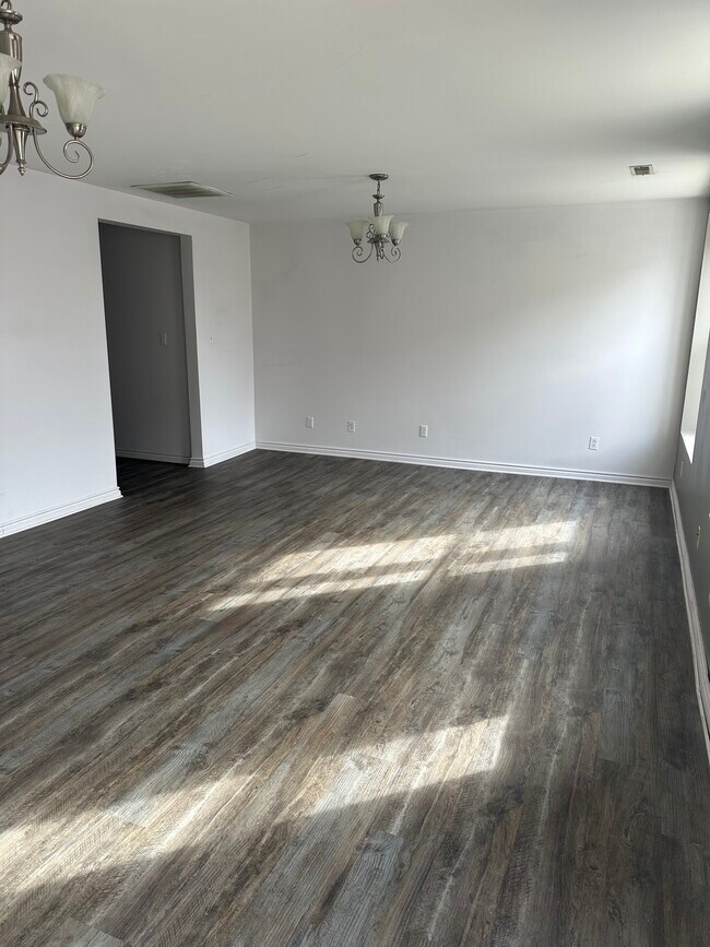 Photo - 1323 Winchester Ave Unit 1323