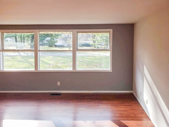 Photo - Enclosed Porch