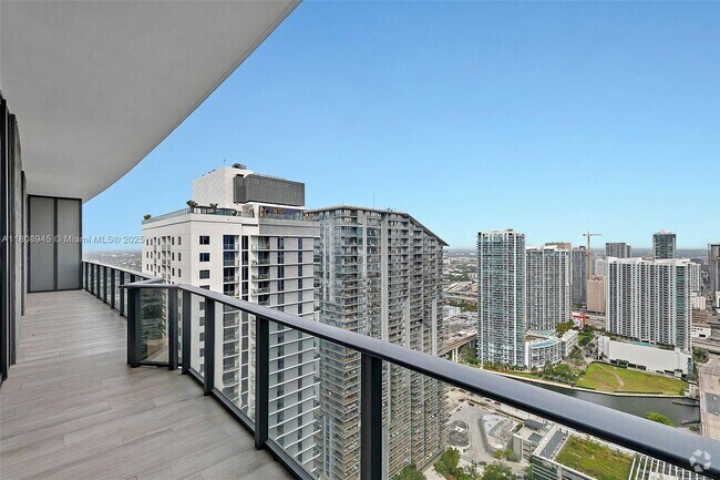 Building Photo - 45 SW 9th St Unit 4509 Rental