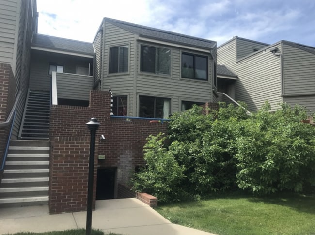 Building Photo - "Charming 2-Bed, 2-Bath Boulder Apartment with Cozy Fireplace and Spacious 1030 Sq Ft Layout!" Unit 102B