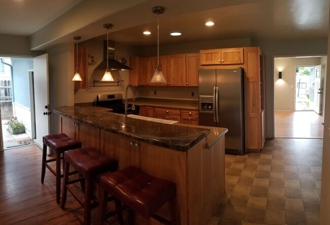 Photo - 5 bedrooms 2 baths close to campus and huge Backyard!