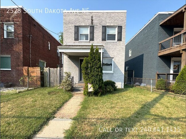Building Photo - 2528 South Dakota Ave NE