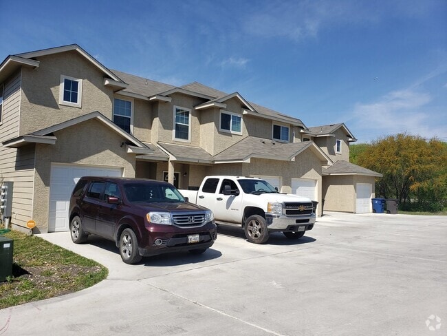 Building Photo - Townhome END unit